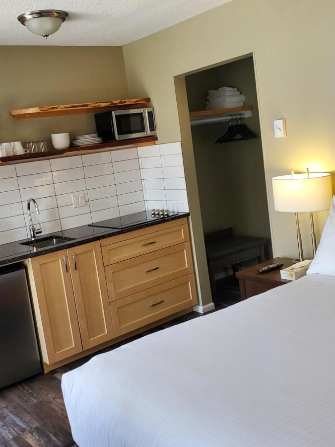Alpine Inn & Suites Nelson Buitenkant foto