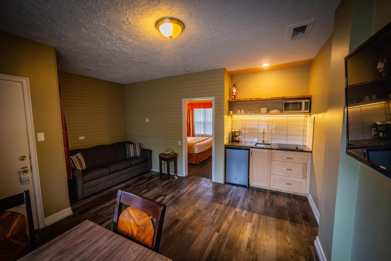 Alpine Inn & Suites Nelson Buitenkant foto