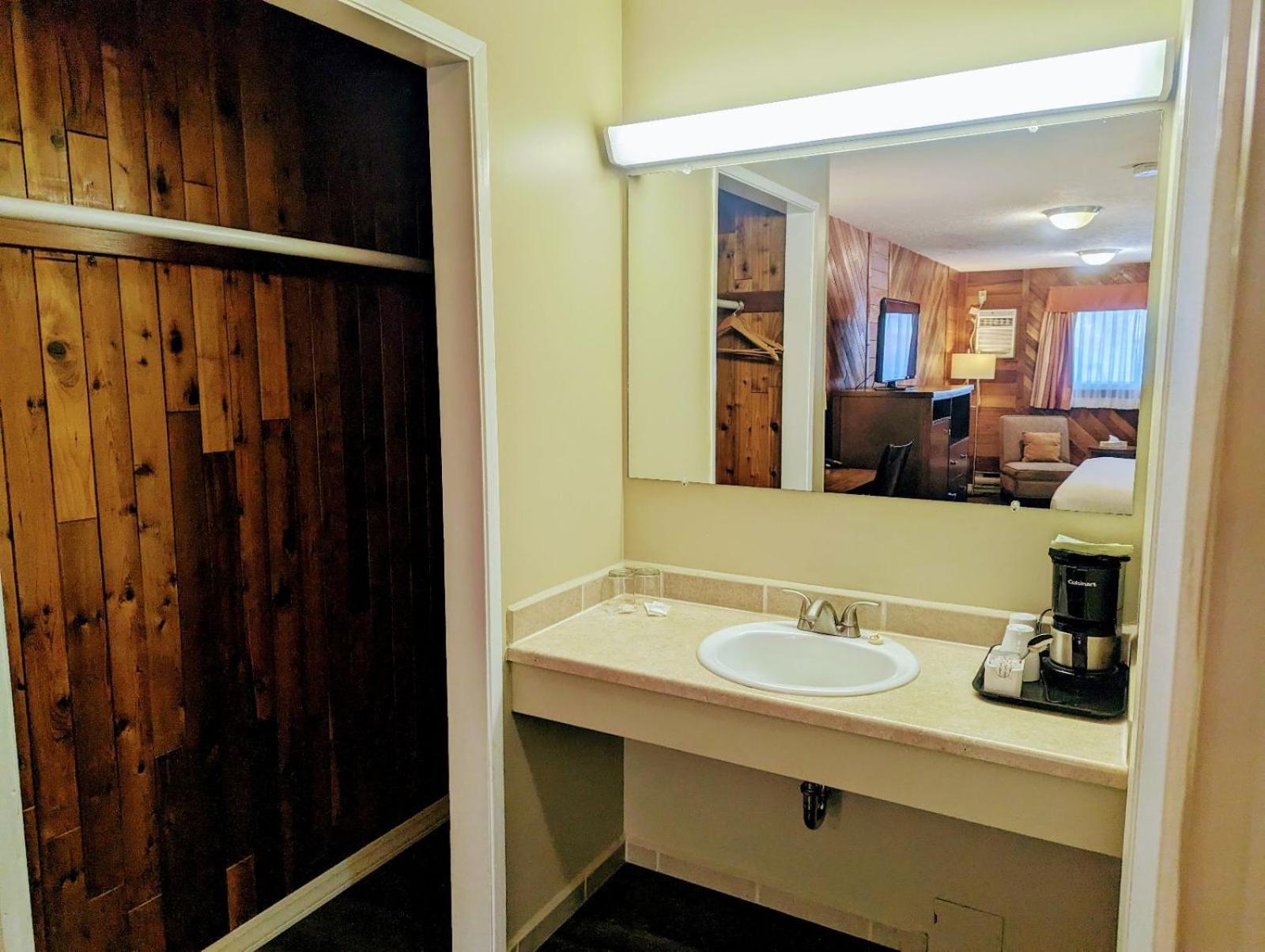 Alpine Inn & Suites Nelson Buitenkant foto