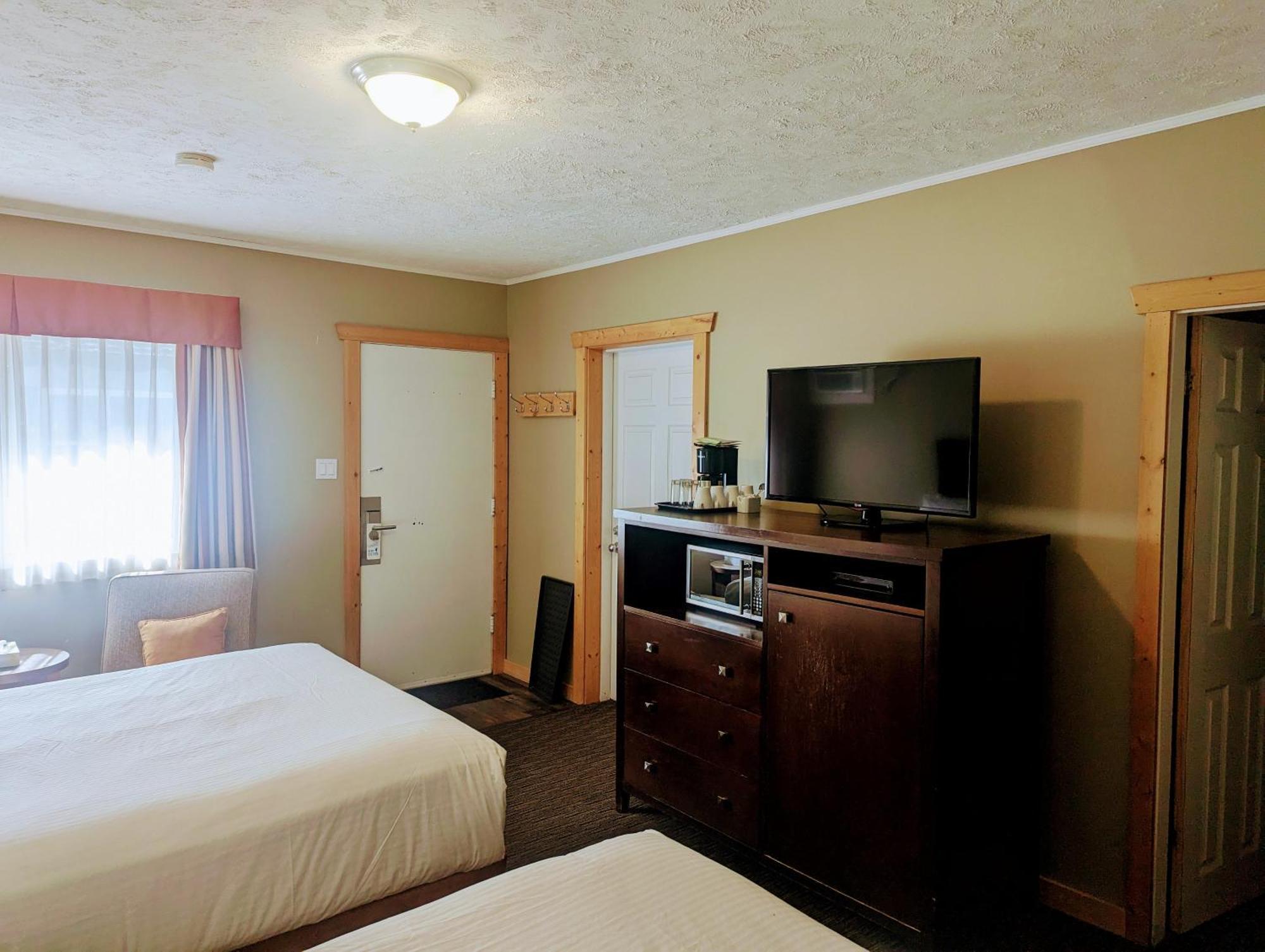Alpine Inn & Suites Nelson Buitenkant foto