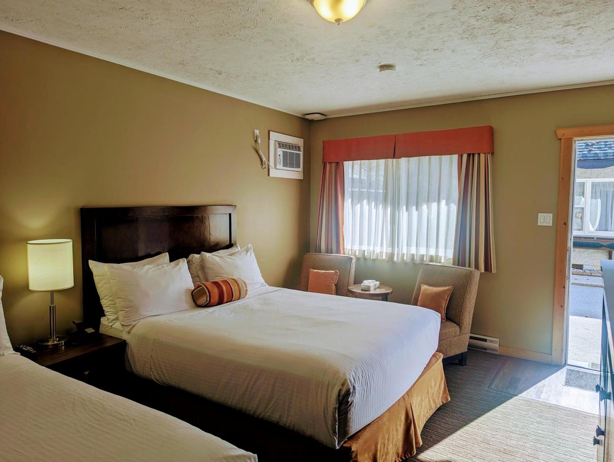 Alpine Inn & Suites Nelson Buitenkant foto