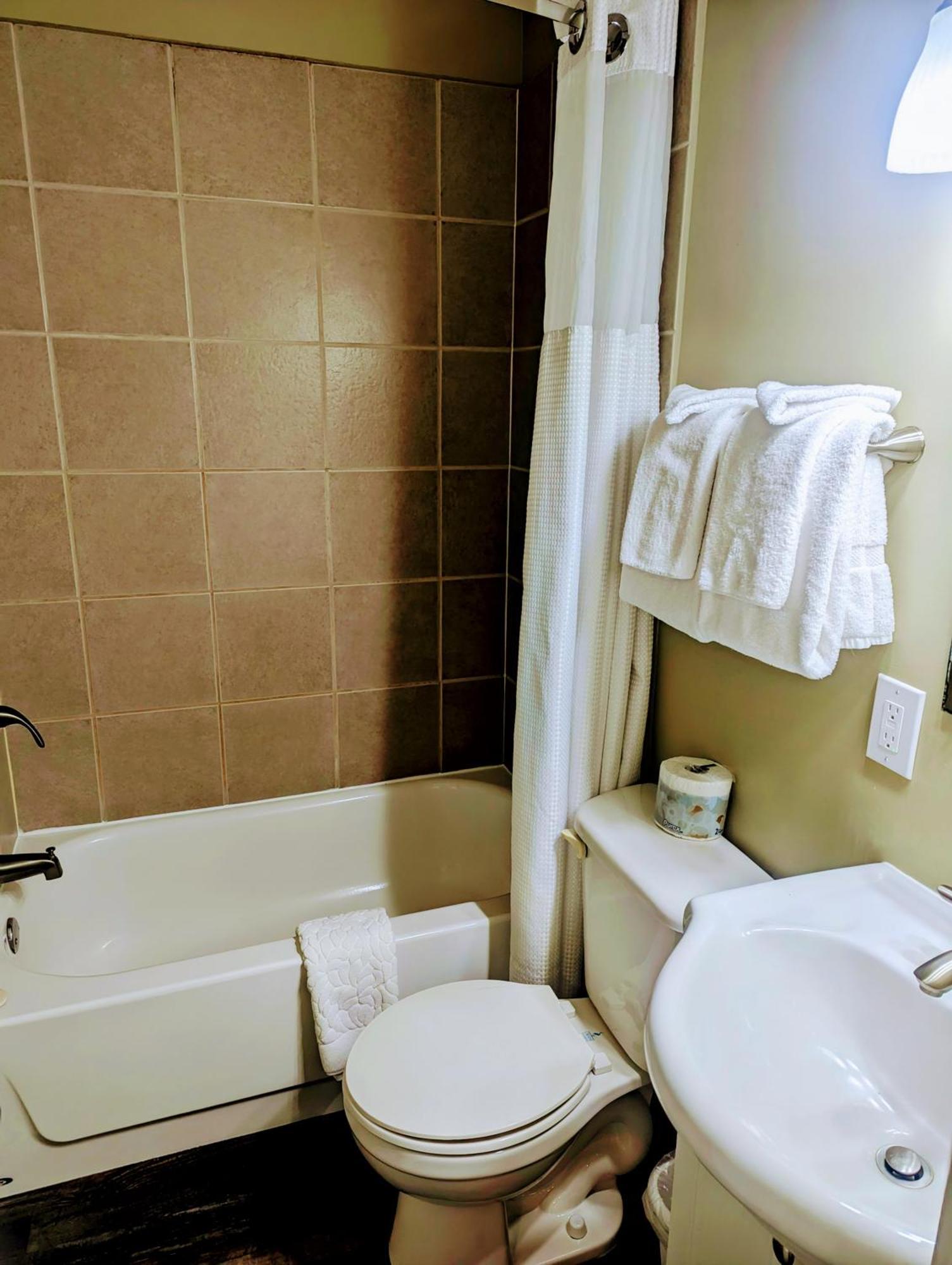 Alpine Inn & Suites Nelson Buitenkant foto