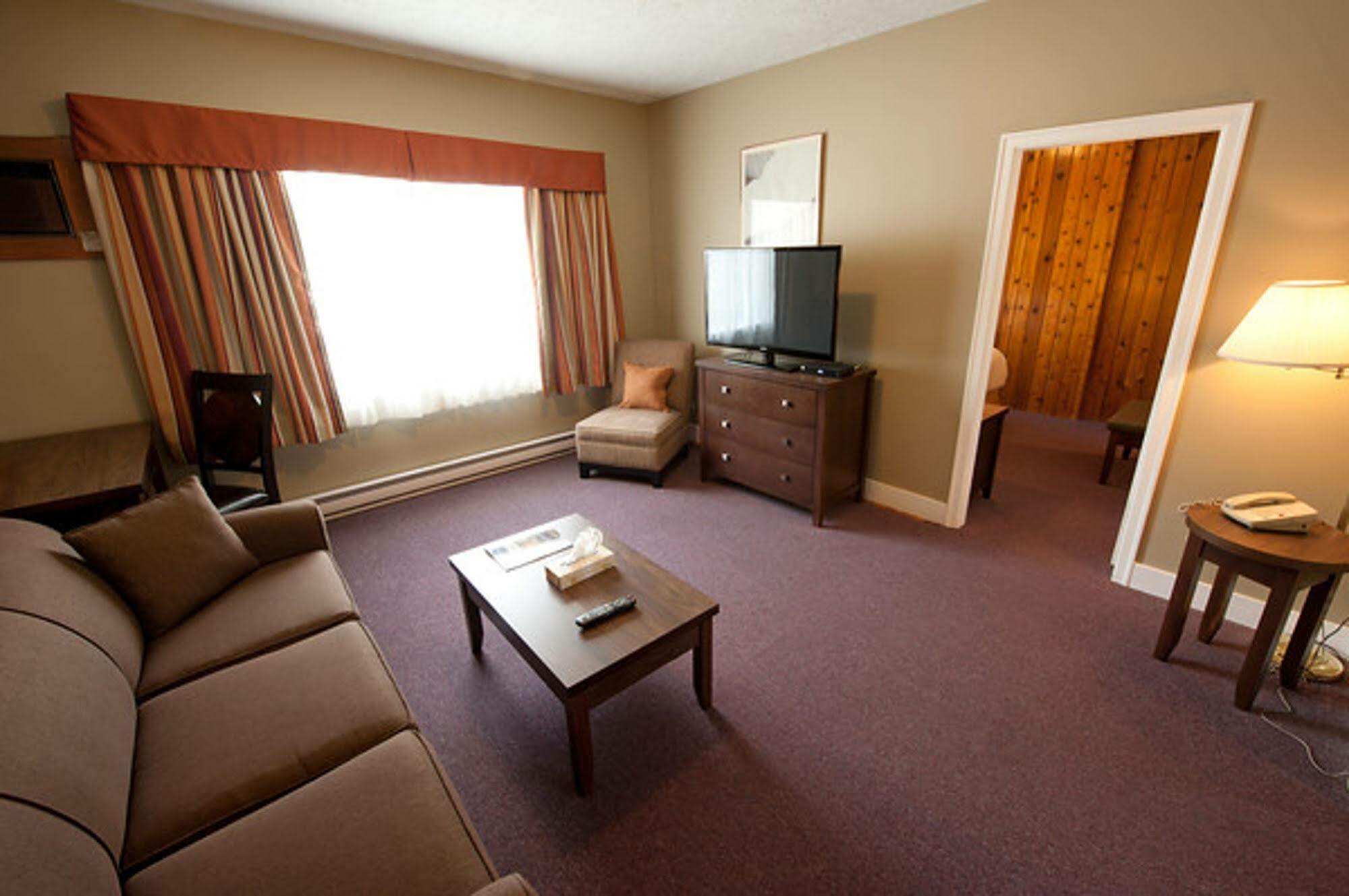 Alpine Inn & Suites Nelson Buitenkant foto