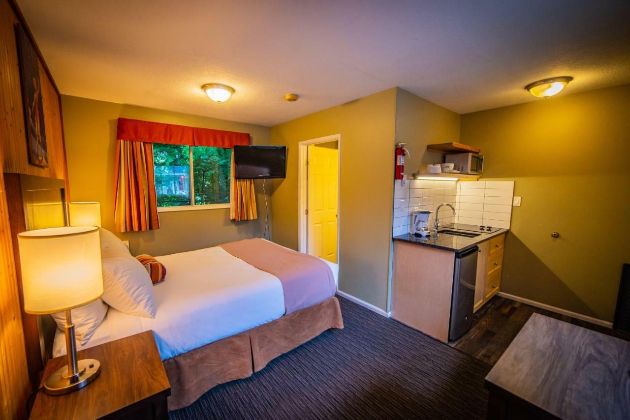 Alpine Inn & Suites Nelson Buitenkant foto