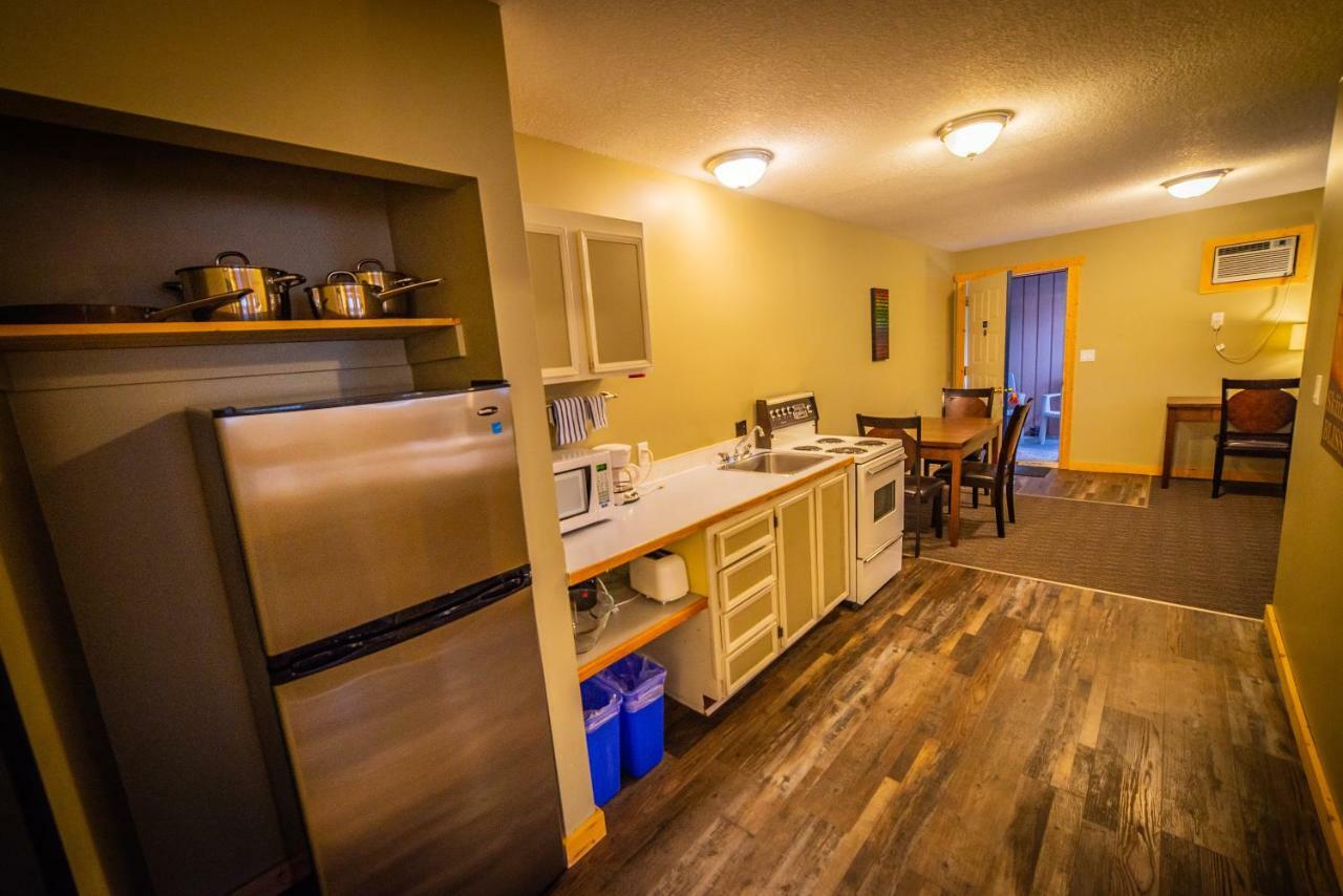 Alpine Inn & Suites Nelson Buitenkant foto